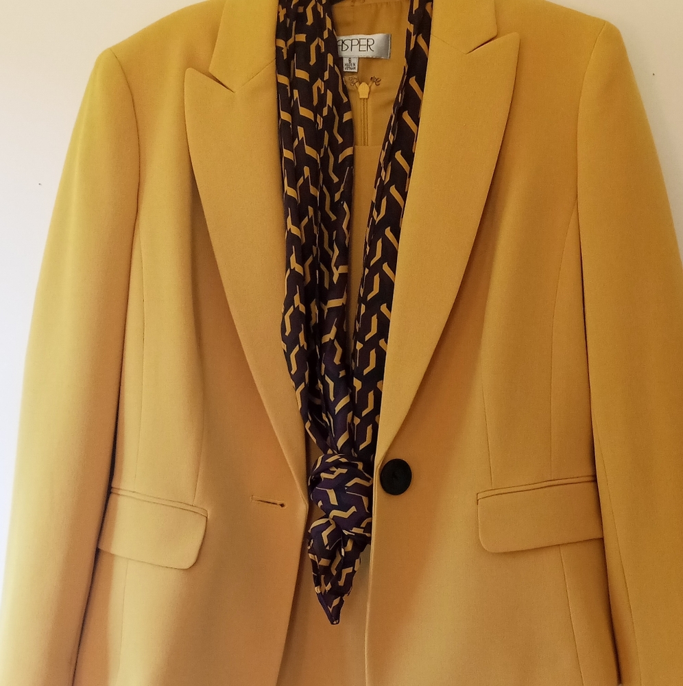 Ladies professional dress suit. Size 4.
